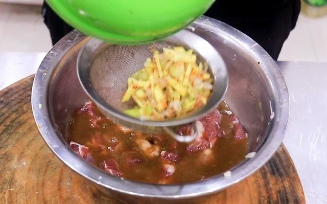 想吃羊肉串不用去夜市，做法诀窍教你在家烤，羊肉鲜嫩多汁又焦香