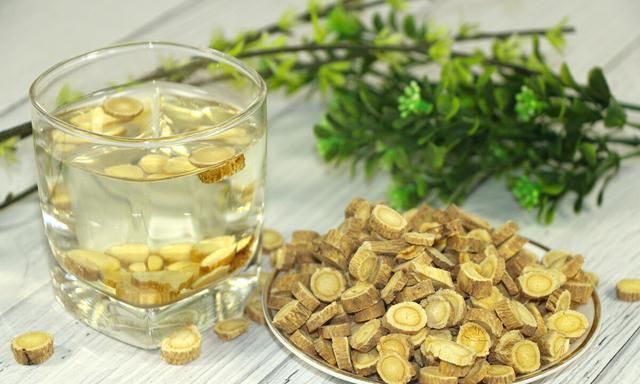 深受大众公认的养生佳品—黄芪，有哪些功效？泡水喝有哪些好处？