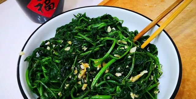 小狗叉全身都是宝，比苦菜营养，比荠菜鲜，却常被当草，凉拌最香