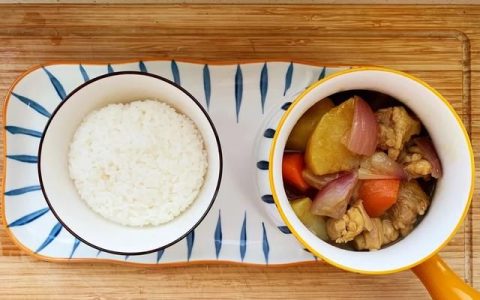 土豆炖鸡块的家常做法:土豆炖鸡，怎么做好吃