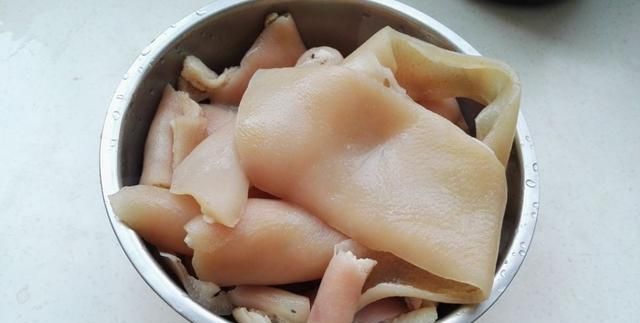 冻肉的做法,肉皮冻怎么做不要食材添加剂的那种传统冻肉的做法图4