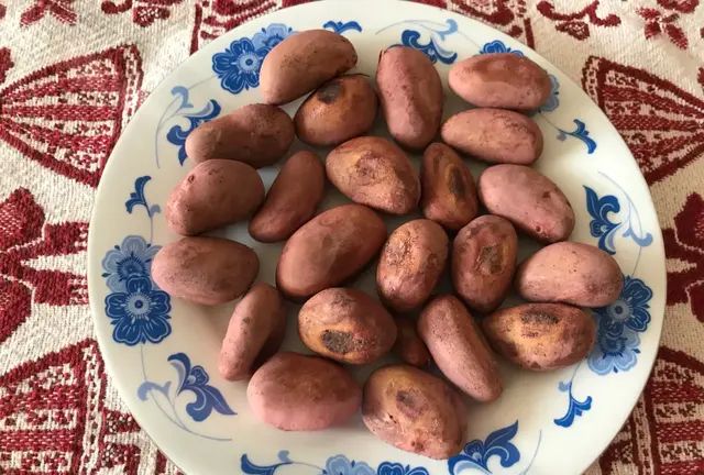 菠萝蜜的核是可以吃的，煮熟以后，口感软糯，味道像板栗