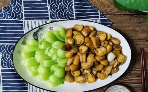 草菇怎么做比较鲜美(鲜美草菇竹笙汤的做法)