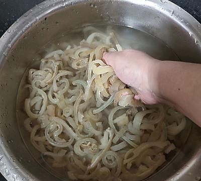 早晨来一碗水晶肉皮冻，大人小孩都爱吃