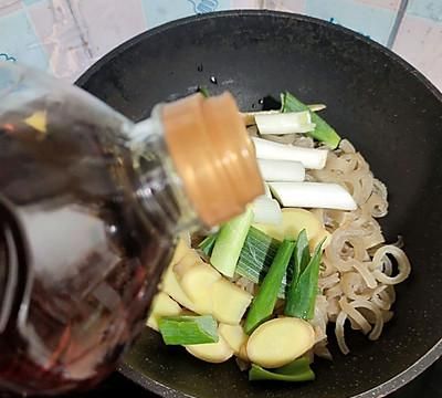 早晨来一碗水晶肉皮冻，大人小孩都爱吃
