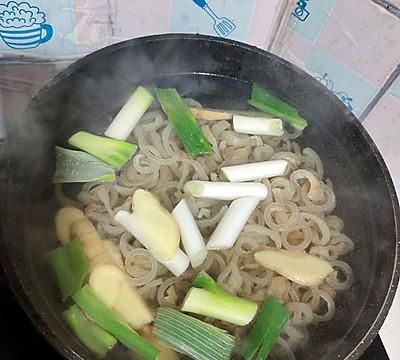 早晨来一碗水晶肉皮冻，大人小孩都爱吃