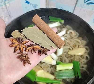 早晨来一碗水晶肉皮冻，大人小孩都爱吃