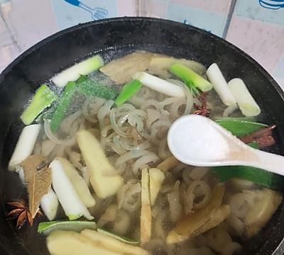 早晨来一碗水晶肉皮冻，大人小孩都爱吃
