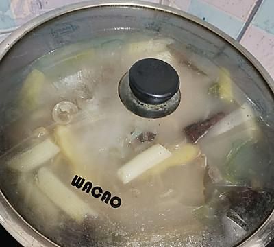 早晨来一碗水晶肉皮冻，大人小孩都爱吃