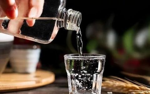 每天喝二两白酒的人,和滴酒不沾的人,哪个更健康?