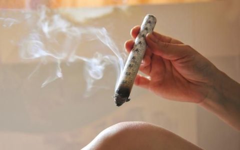 中医讲艾灸的功效与作用,艾灸疗法常用两大类