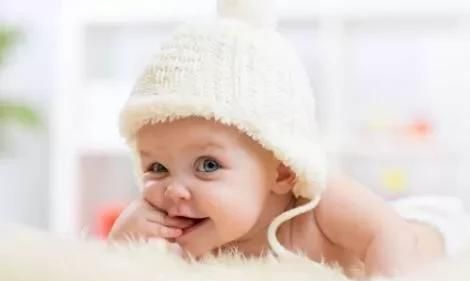 有时婴幼儿喜欢吸吮手指可以不予干预,这对稳定婴幼儿图1