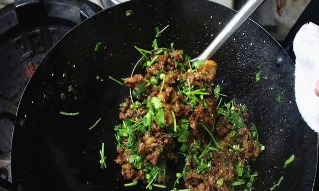 孜然羊肉这样做比饭店的好吃，羊肉细嫩不腥膻，全程干货请收藏