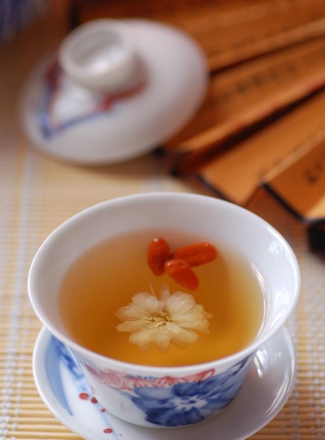 菊花枸杞茶，这两大好东西放在一起，功效如何呢？